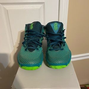 Nike Kyrie 2s